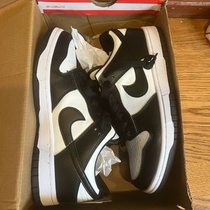 Nike unisex “panda” low dunks (women’s size 9, men’s 7)